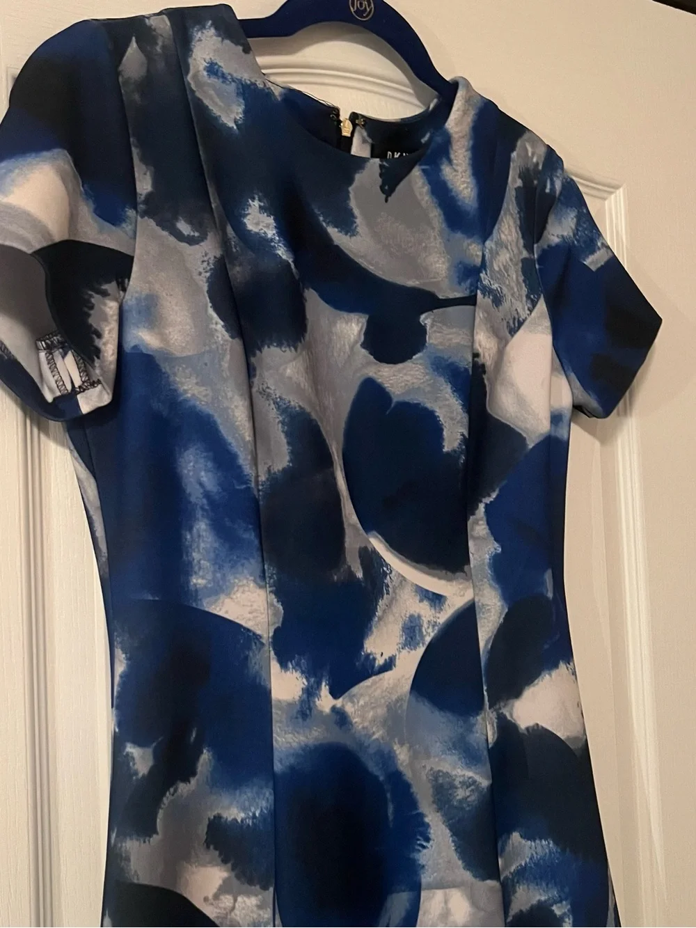 DKNY blue and white abstract floral print dress in a size 4